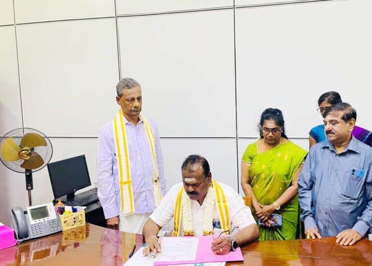 யாழ். பல்கலையின் பத்தாவது துணைவேந்தராகப் பதவியேற்றார் – சிரேஷ்ட பேராசிரியர் வேல்நம்பி!