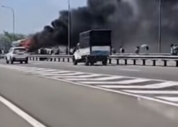 தெற்கு அதிவேக வீதியில் – பற்றி எரிந்த சொகுசு பேருந்து!