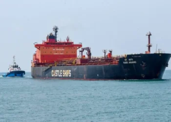 எரிபொருளை ஏற்றிய இந்தியக் கப்பல் கொழும்பை வந்தடைந்தது