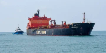 எரிபொருளை ஏற்றிய இந்தியக் கப்பல் கொழும்பை வந்தடைந்தது