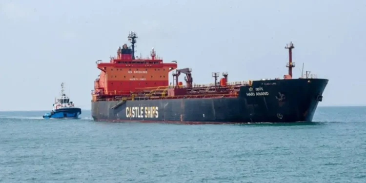 எரிபொருளை ஏற்றிய இந்தியக் கப்பல் கொழும்பை வந்தடைந்தது