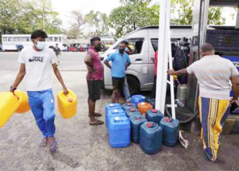 கறுப்புச் சந்தையைத் தடுக்க – போத்தல்களில் எரிபொருள் விற்பனை செய்ய தடை!