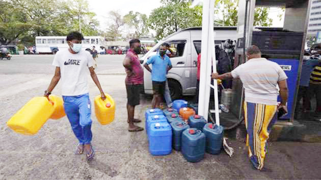 கறுப்புச் சந்தையைத் தடுக்க – போத்தல்களில் எரிபொருள் விற்பனை செய்ய தடை!