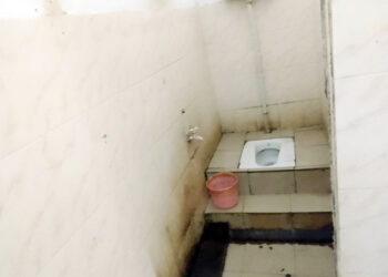 கிளி. வைத்தியசாலையில் கதவில்லா கழிப்பறைகள்!