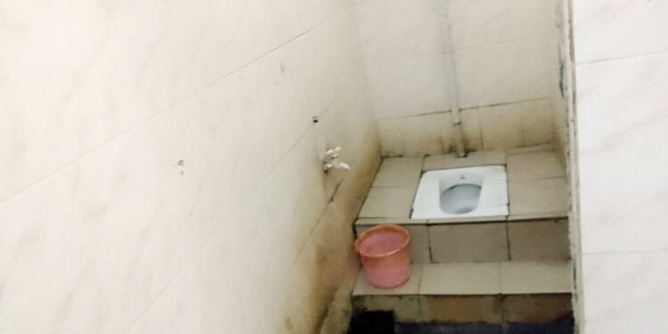 கிளி. வைத்தியசாலையில் கதவில்லா கழிப்பறைகள்!