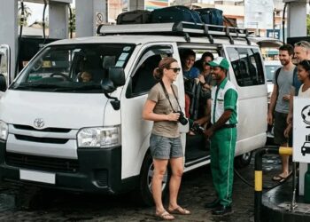 சுற்றுலாப் பயணிகளுக்கு எரிபொருள் முன்னுரிமை!