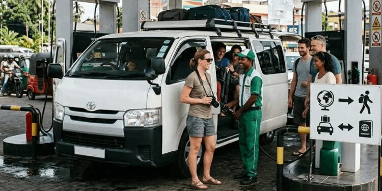 சுற்றுலாப் பயணிகளுக்கு எரிபொருள் முன்னுரிமை!
