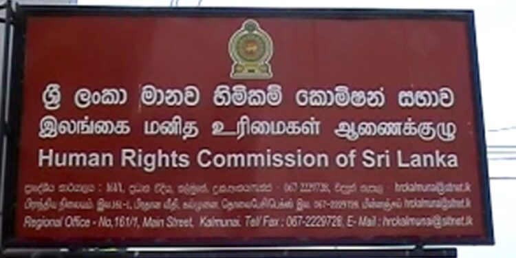 ஆசிரியர் இடமாற்ற விவகாரம் – கல்வி அதிகாரிகள் மூவருக்கு ம.உ ஆணைக்குழு அழைப்பு