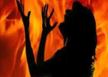 மனைவியை தீ வைத்து கொழுத்திய கணவன்!