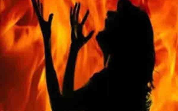 மனைவியை தீ வைத்து கொழுத்திய கணவன்!