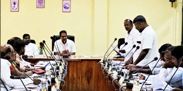 வீதியிலுள்ள குப்பைகளை அகற்ற, வேறு செயற்பாடுகளை மேற்கொள்ள – மக்களுக்கு எந்த உரிமையும் இல்லை!