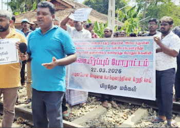 யாழில் மூடப்பட்ட பாதையை திறக்குமாறு கோரி போராட்டம்!