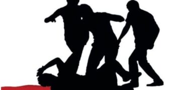 கடனாளியை நாய்க் கூண்டில் அடைத்து சித்திரவதை!