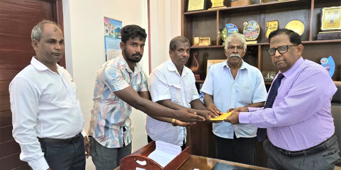 காணிகளை விடுவிக்குமாறு கோரி மயிலிட்டி மீள்குடியேற்ற அபிவிருத்திக் குழுவினர் வடக்கு ஆளுநரிடம் மனு கையளிப்பு