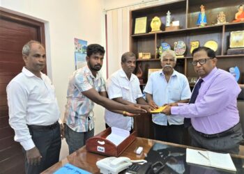 காணிகளை விடுவிக்குமாறு கோரி மயிலிட்டி மீள்குடியேற்ற அபிவிருத்திக் குழுவினர் வடக்கு ஆளுநரிடம் மனு கையளிப்பு
