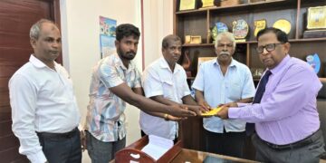 காணிகளை விடுவிக்குமாறு கோரி மயிலிட்டி மீள்குடியேற்ற அபிவிருத்திக் குழுவினர் வடக்கு ஆளுநரிடம் மனு கையளிப்பு