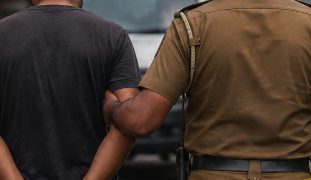 தெல்தெனிய கொலைச் சம்பவம் – சந்தேக நபருக்கு உதவிய ஓட்டுநர் கைது