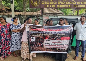 யாழ். மாநகர சபைக்கு முன் போராட்டத்தில் குதித்த மக்கள்