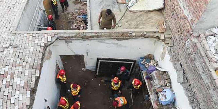பாகிஸ்தானில் கூரை இடிந்து 14 சிறுவர்கள் மரணம்!