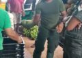 இராணுவத்தினர் விவசாயிகளா? வலி.வடக்கில் வைரலாகும் மரக்கறி விற்பனைக் காட்சி