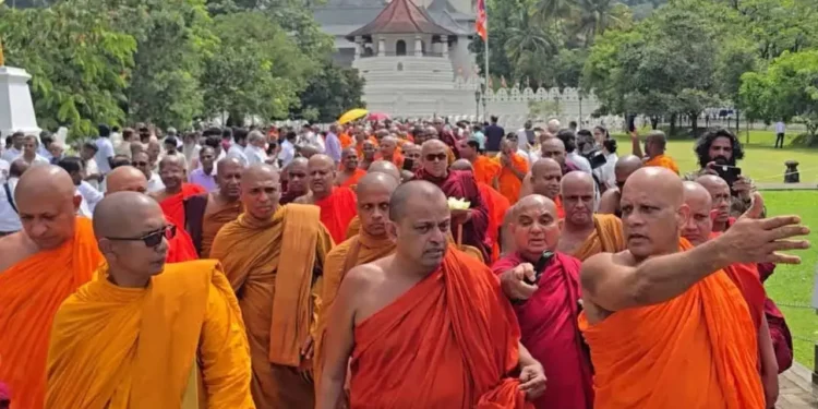 ஞானசார தேரருக்காக கண்டியிலிருந்து ஆரம்பமான பாதயாத்திரை!