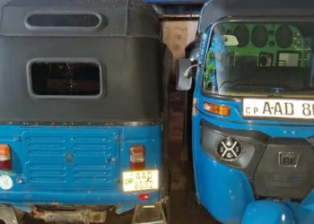 ஒரே இலக்கம் கொண்ட இரு முச்சக்கர வண்டிகள் பறிமுதல்