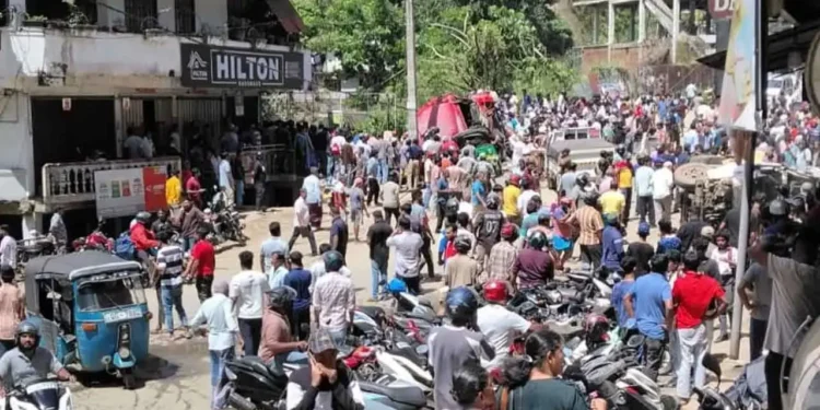 அக்குறணையில் கோர விபத்து – 4 பேர் பலி!