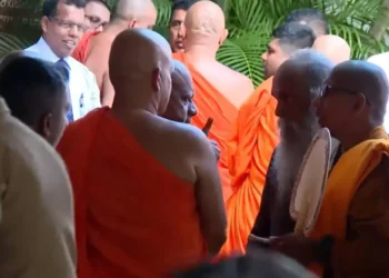 விஹாரமஹாதேவி பூங்காவில் சத்தியாகிரகத்தில் ஈடுபடும் பிக்குகள் நீதிமன்றுக்கு!