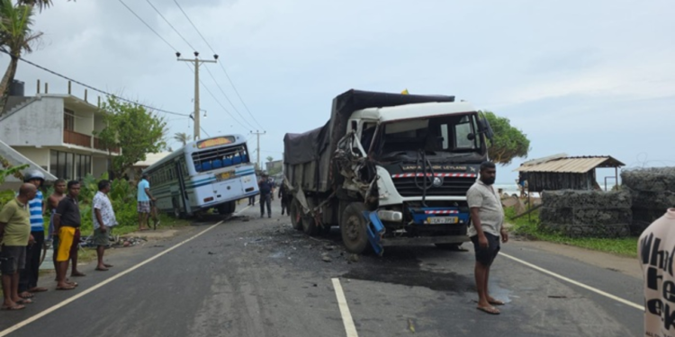 பேருந்து – லொரி நேருக்கு நேர் மோதி விபத்து; 05 பேர் காயம்!